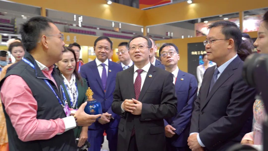 pa视讯白酒品牌矩阵亮相糖酒会,深圳市副市长王守睿莅临参观指导